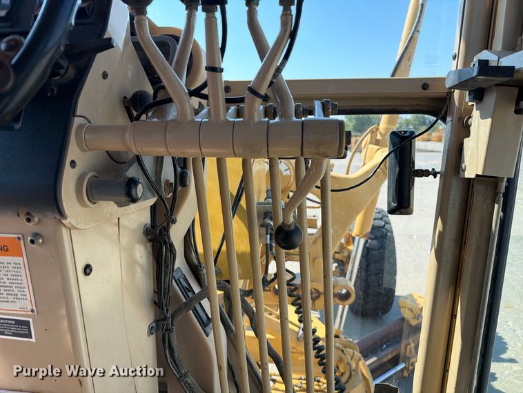image for item DZ4696 2001 Caterpillar 143H motor grader