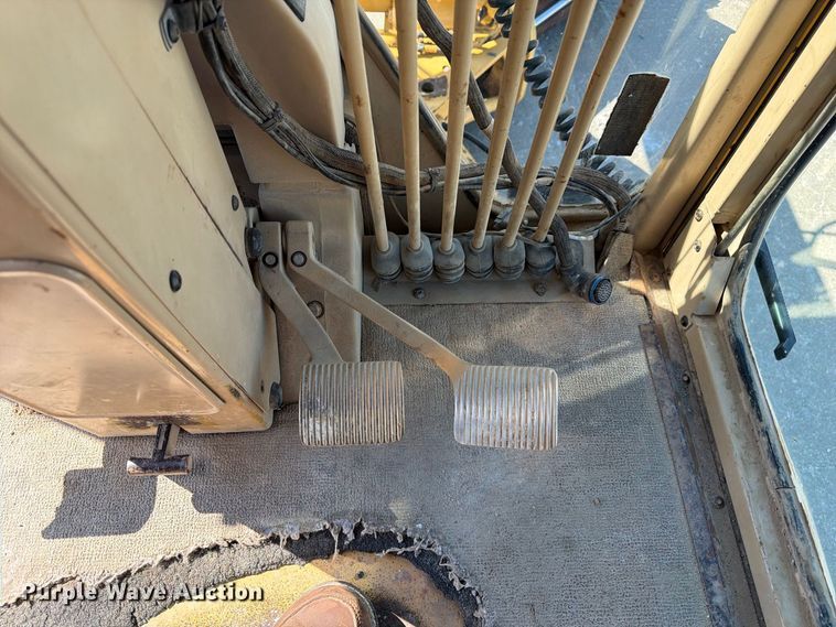 image for item DZ4696 2001 Caterpillar 143H motor grader