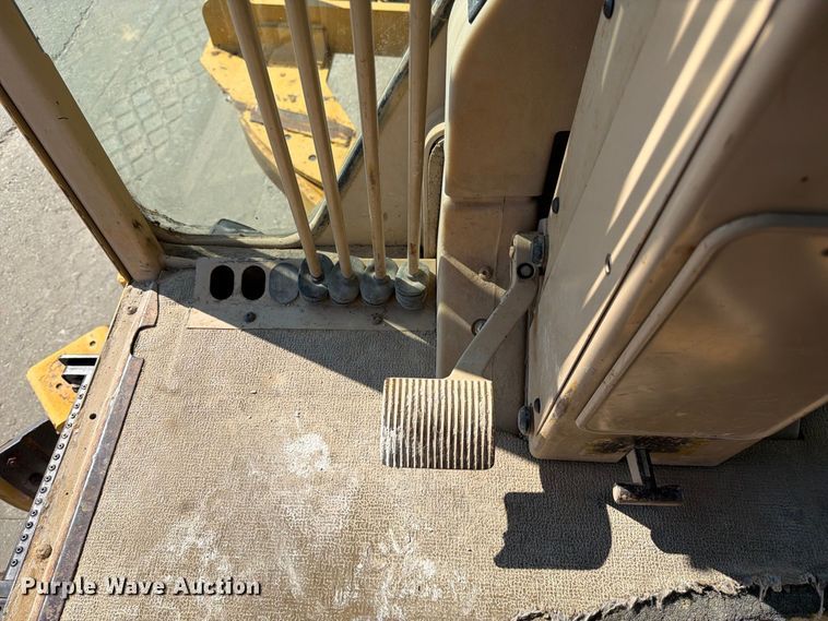 image for item DZ4696 2001 Caterpillar 143H motor grader