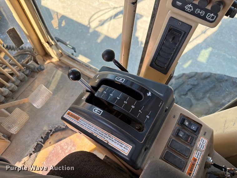 image for item DZ4696 2001 Caterpillar 143H motor grader