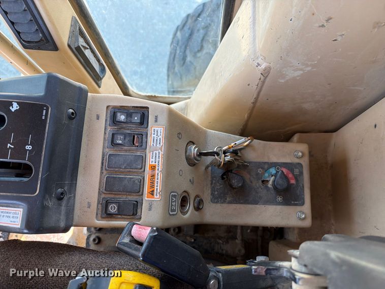 image for item DZ4696 2001 Caterpillar 143H motor grader