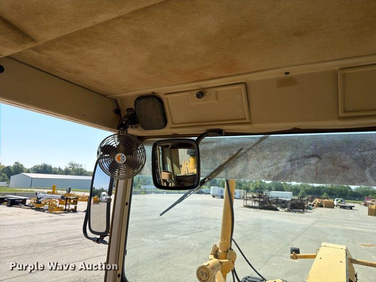 image for item DZ4696 2001 Caterpillar 143H motor grader