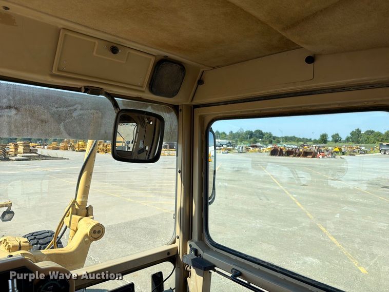 image for item DZ4696 2001 Caterpillar 143H motor grader