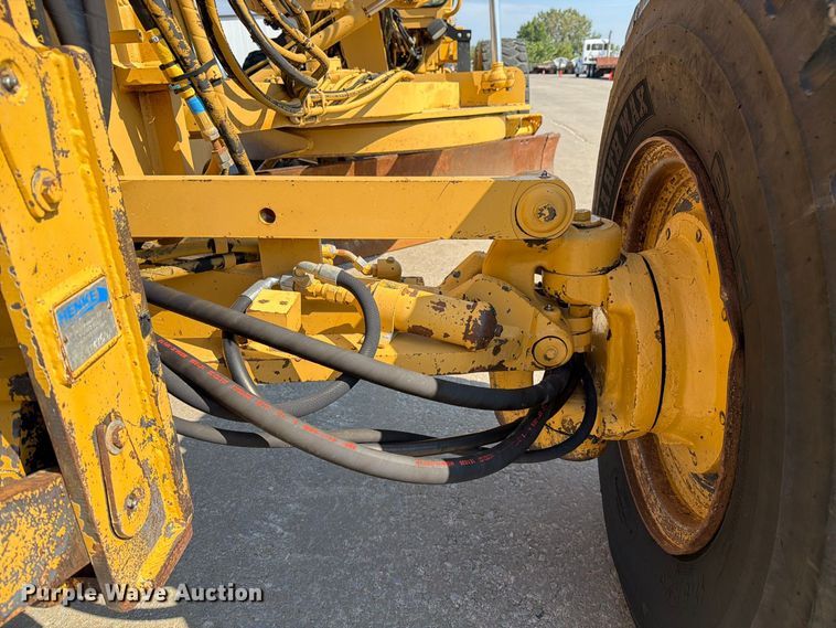 image for item DZ4696 2001 Caterpillar 143H motor grader