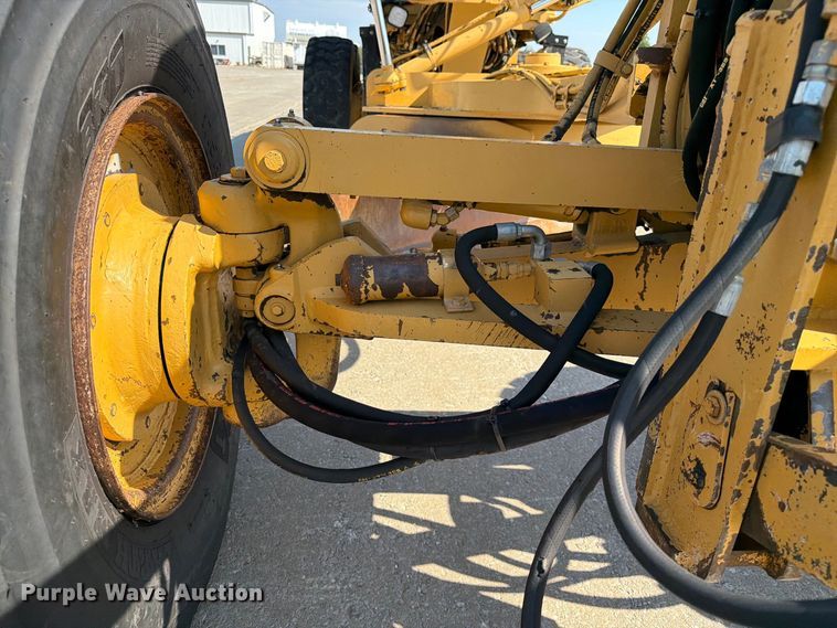 image for item DZ4696 2001 Caterpillar 143H motor grader