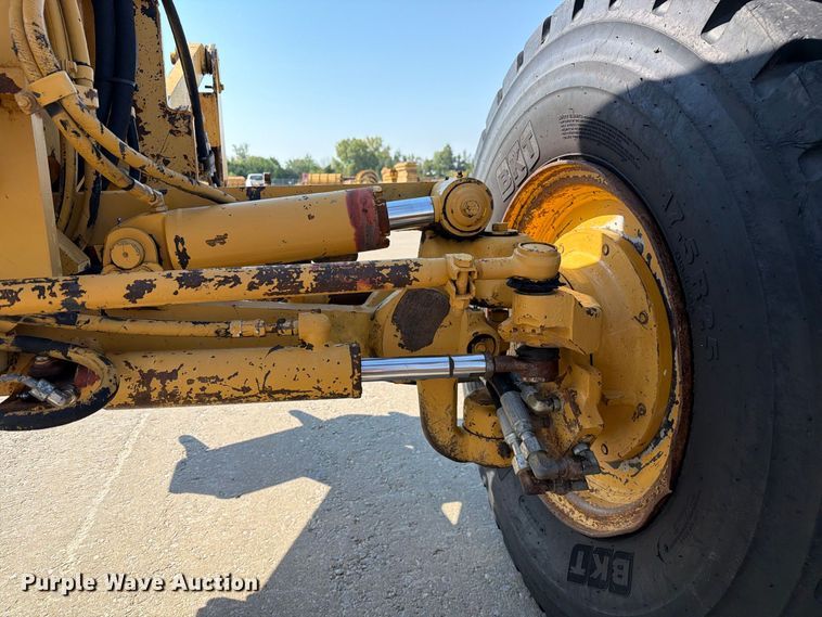 image for item DZ4696 2001 Caterpillar 143H motor grader