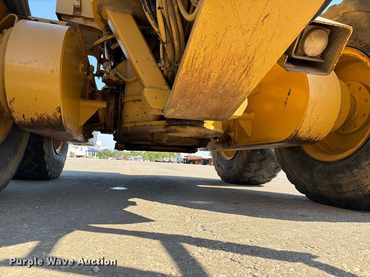 image for item DZ4696 2001 Caterpillar 143H motor grader