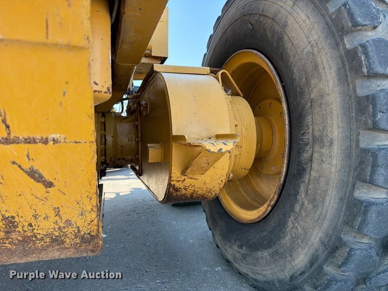 image for item DZ4696 2001 Caterpillar 143H motor grader