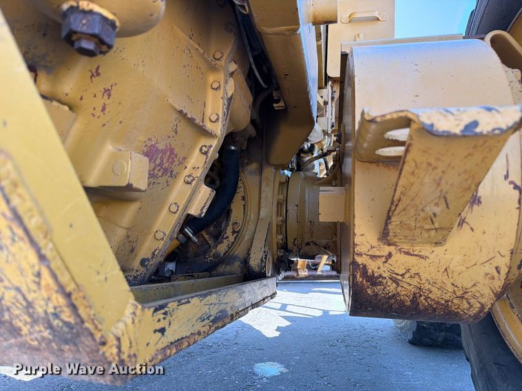 image for item DZ4696 2001 Caterpillar 143H motor grader