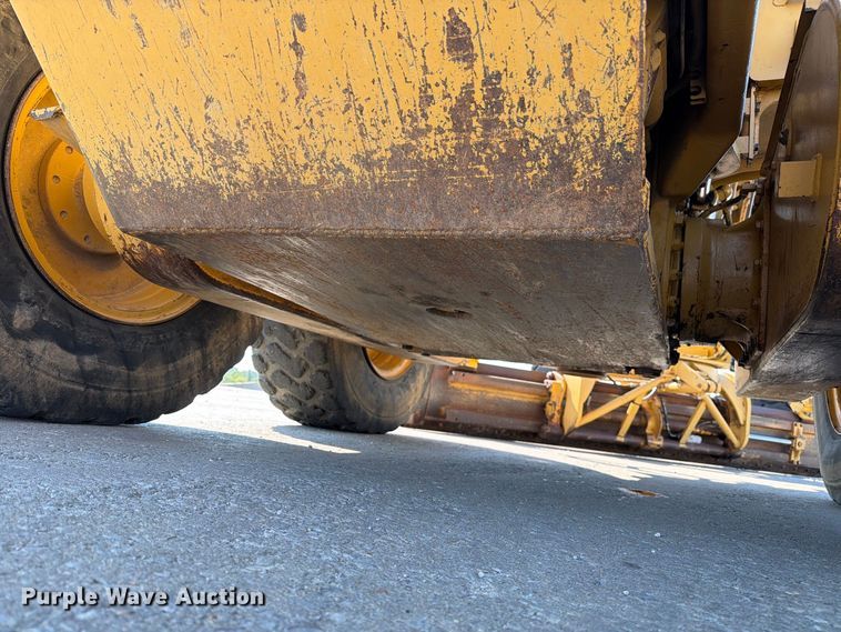 image for item DZ4696 2001 Caterpillar 143H motor grader