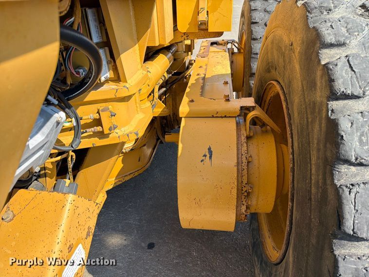 image for item DZ4696 2001 Caterpillar 143H motor grader