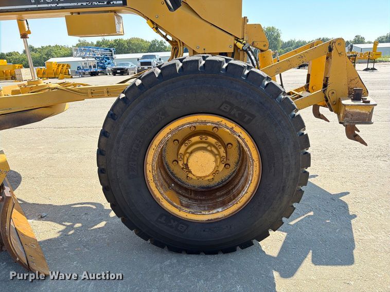 image for item DZ4696 2001 Caterpillar 143H motor grader