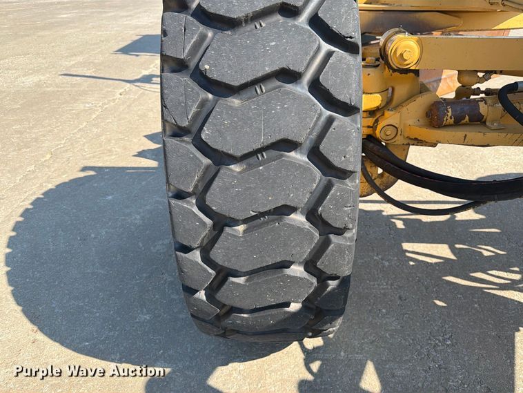image for item DZ4696 2001 Caterpillar 143H motor grader