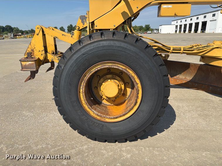 image for item DZ4696 2001 Caterpillar 143H motor grader