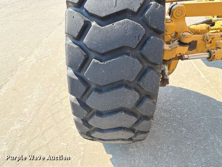 image for item DZ4696 2001 Caterpillar 143H motor grader