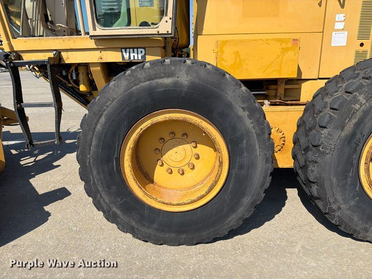 image for item DZ4696 2001 Caterpillar 143H motor grader