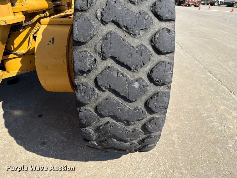 image for item DZ4696 2001 Caterpillar 143H motor grader