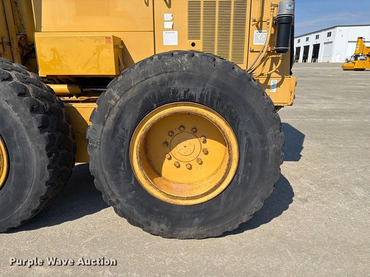 image for item DZ4696 2001 Caterpillar 143H motor grader