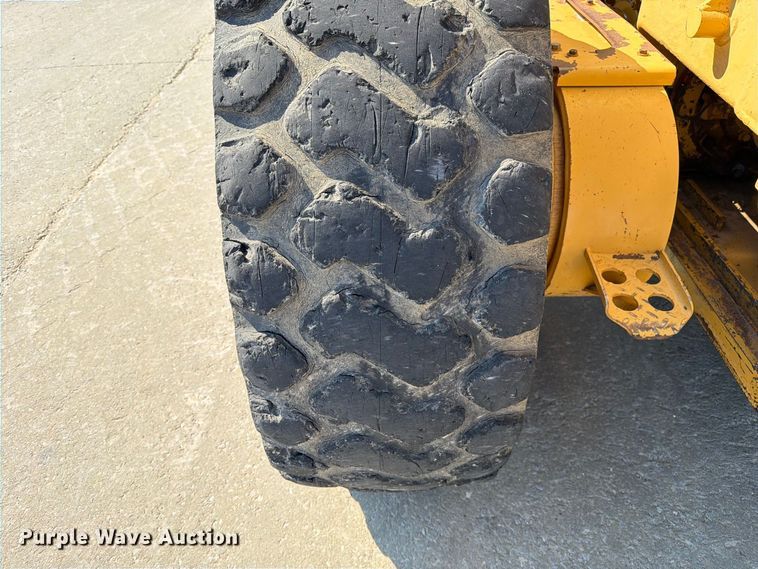 image for item DZ4696 2001 Caterpillar 143H motor grader