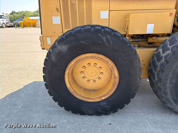 image for item DZ4696 2001 Caterpillar 143H motor grader