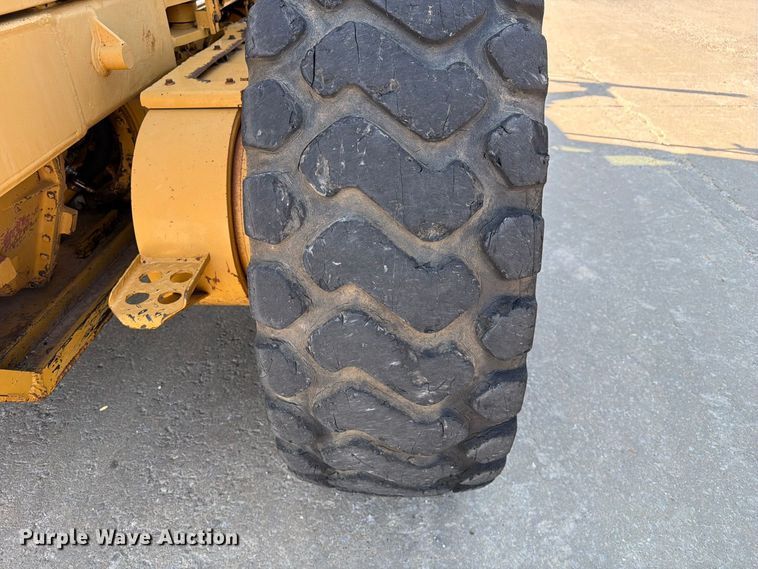 image for item DZ4696 2001 Caterpillar 143H motor grader