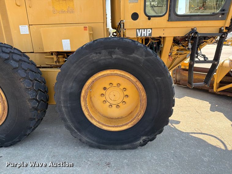 image for item DZ4696 2001 Caterpillar 143H motor grader
