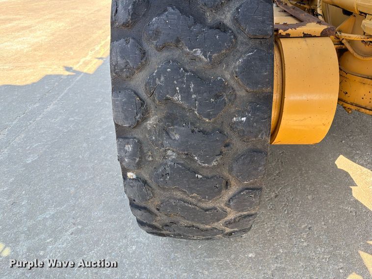 image for item DZ4696 2001 Caterpillar 143H motor grader