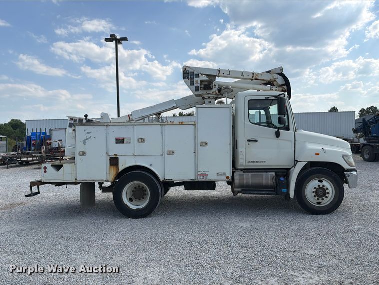 image for item DZ4713 2013 Hino 268 bucket truck