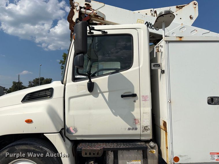 image for item DZ4713 2013 Hino 268 bucket truck