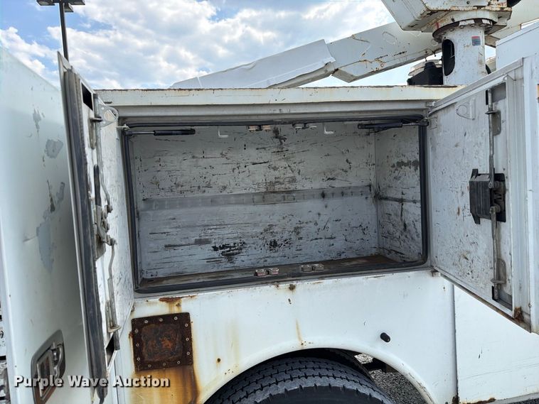 image for item DZ4713 2013 Hino 268 bucket truck