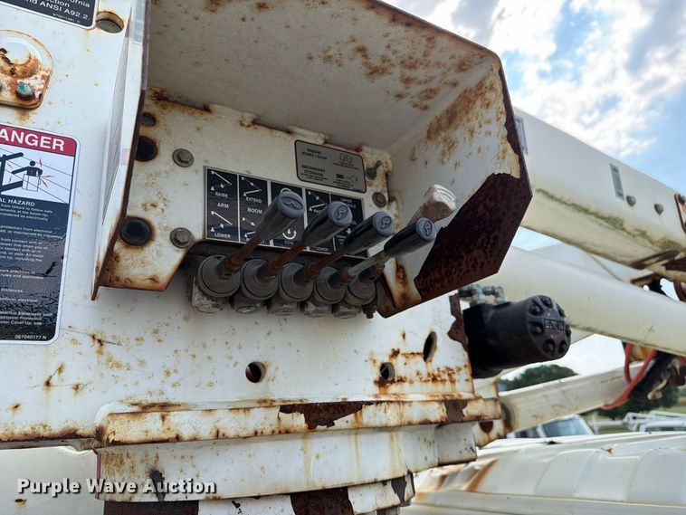 image for item DZ4713 2013 Hino 268 bucket truck