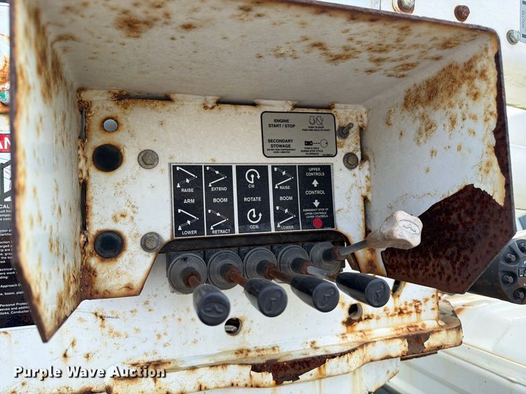 image for item DZ4713 2013 Hino 268 bucket truck