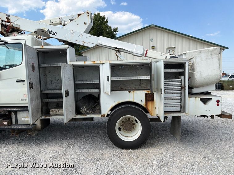 image for item DZ4713 2013 Hino 268 bucket truck