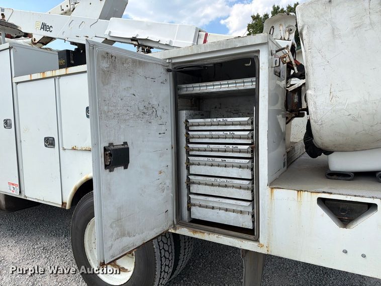image for item DZ4713 2013 Hino 268 bucket truck