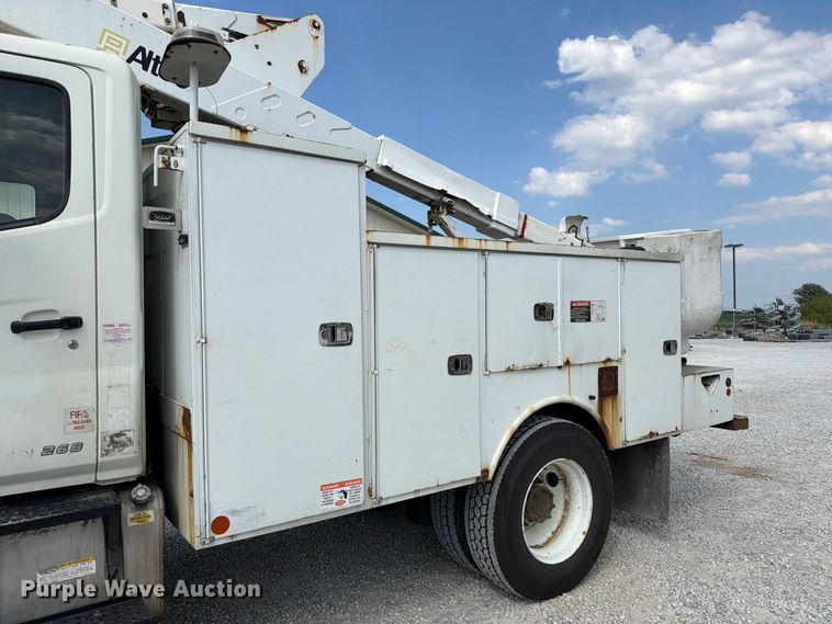 image for item DZ4713 2013 Hino 268 bucket truck