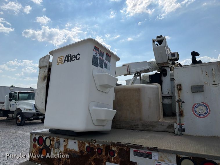 image for item DZ4713 2013 Hino 268 bucket truck