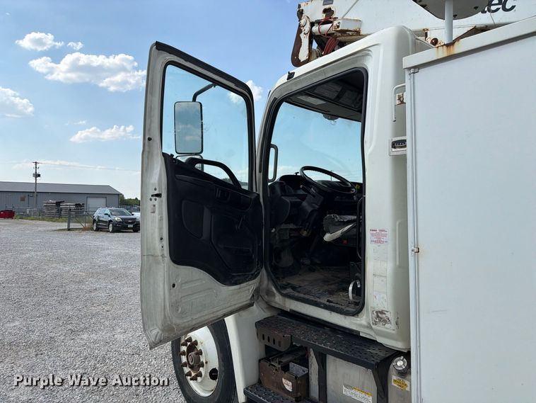 image for item DZ4713 2013 Hino 268 bucket truck