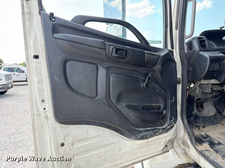 image for item DZ4713 2013 Hino 268 bucket truck