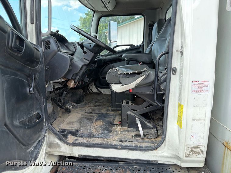 image for item DZ4713 2013 Hino 268 bucket truck