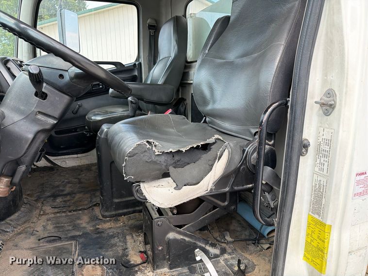 image for item DZ4713 2013 Hino 268 bucket truck
