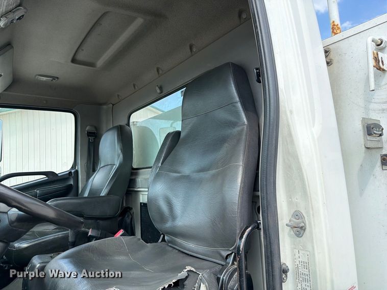 image for item DZ4713 2013 Hino 268 bucket truck
