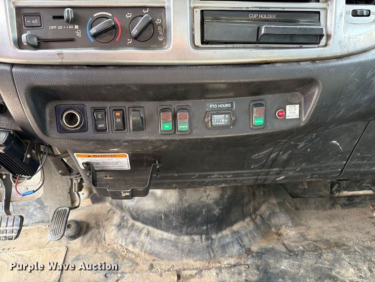image for item DZ4713 2013 Hino 268 bucket truck