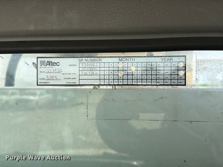 image for item DZ4713 2013 Hino 268 bucket truck
