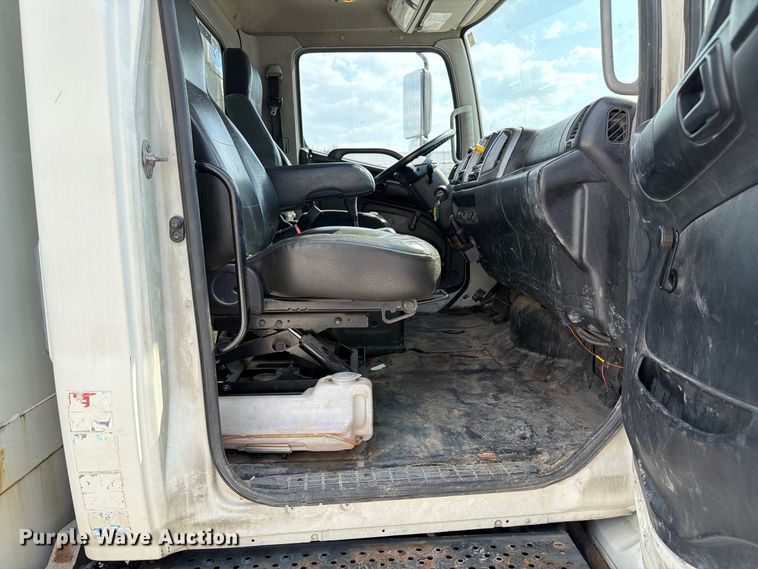 image for item DZ4713 2013 Hino 268 bucket truck