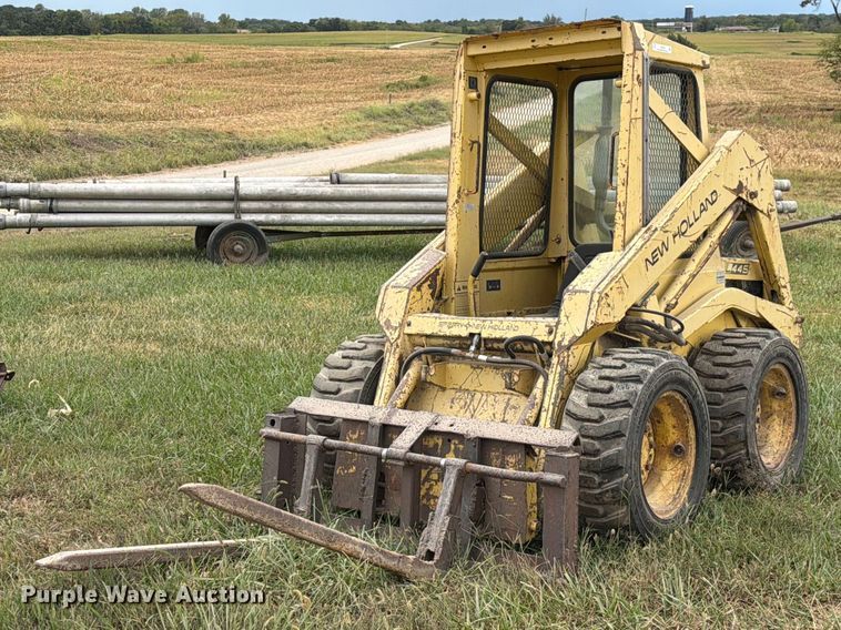 1982 New Holland L-445 skid steer loader