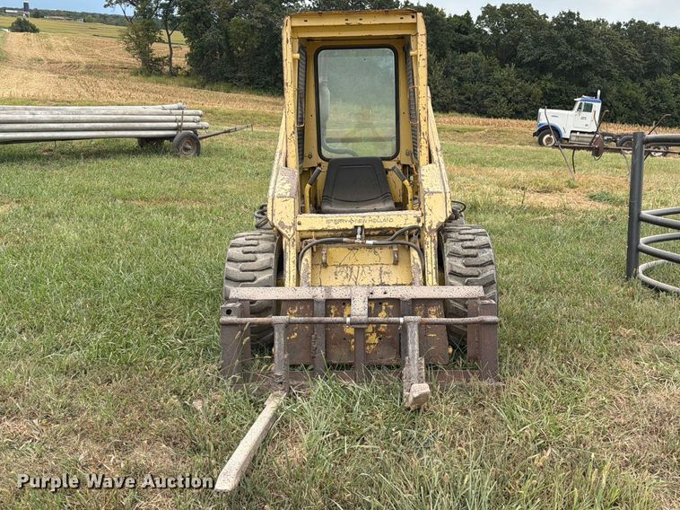 image for item DZ4760 1982 New Holland L-445 skid steer loader