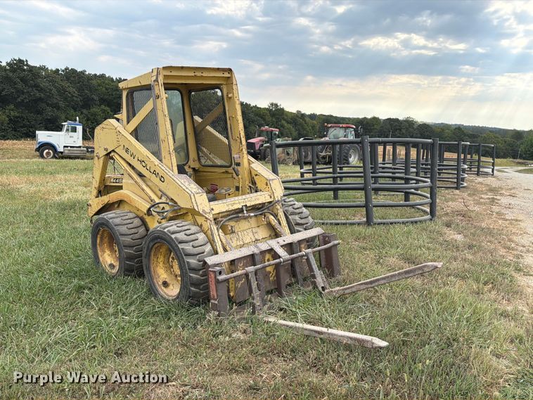 image for item DZ4760 1982 New Holland L-445 skid steer loader