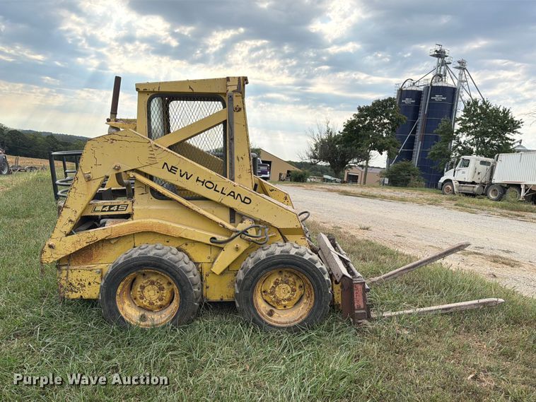 image for item DZ4760 1982 New Holland L-445 skid steer loader