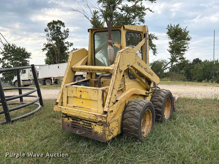 image for item DZ4760 1982 New Holland L-445 skid steer loader