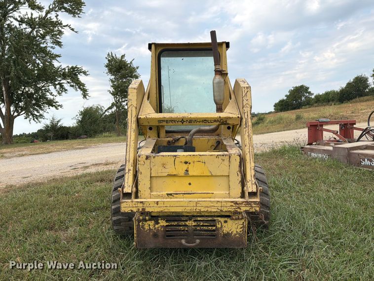 image for item DZ4760 1982 New Holland L-445 skid steer loader